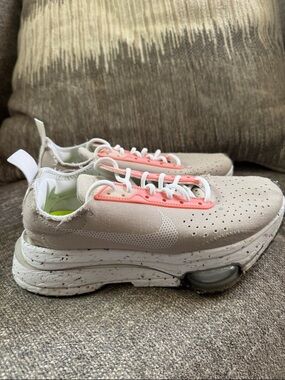 Nike Women’s Beige Sneakers with Pink Accents